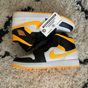 Air Jordan 1 Mid SE 'White Laser Orange